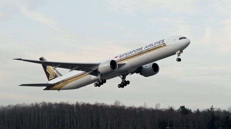 Boeing 777 with Singapore Airlines livery.