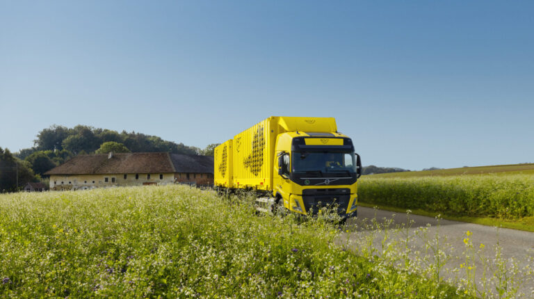 Yellow Austrian Post truck running on HVO