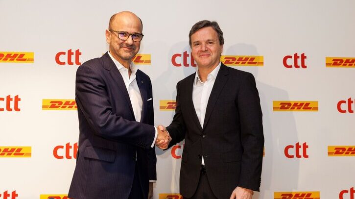 João Bento, CEO of CTT - Correios de Portugal and Pablo Ciano, CEO DHL eCommerce shaking hands.