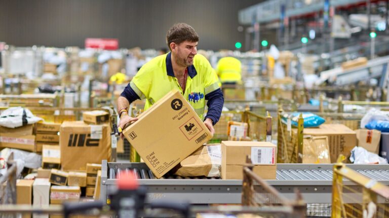 Australians spend record $20.7bn on online shopping in Q3.
